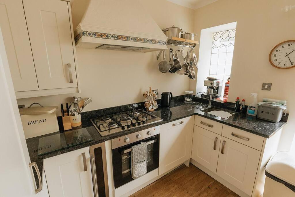 Fir Tree Cottage - Cosy 3 Bed Cottage In Penrhyn Bay With Beautiful Sea Views And Access To Snowdonia Rhôs-on-Sea Екстериор снимка