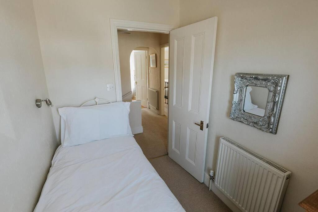 Fir Tree Cottage - Cosy 3 Bed Cottage In Penrhyn Bay With Beautiful Sea Views And Access To Snowdonia Rhôs-on-Sea Екстериор снимка